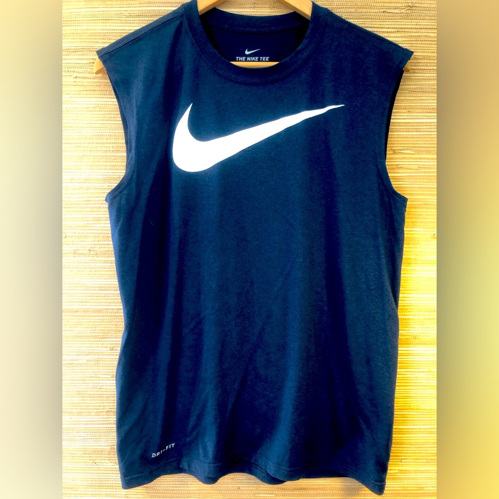 NIKE navy tank sz M ladies. Looks brand new!